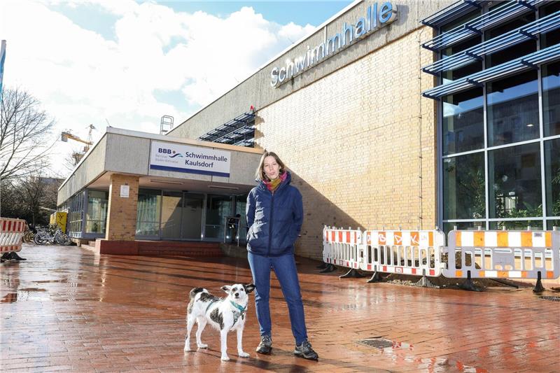 Lotte Mies steht mit ihrem Hund vor der Schwimmhalle Kaulsdorf. Die Berlinerin hat erreicht, dass das Oben-ohne-Baden in Berliner Schwimmhallen für Frauen nicht mehr zum Problem werden soll - und berichtet von einer Morddrohung.