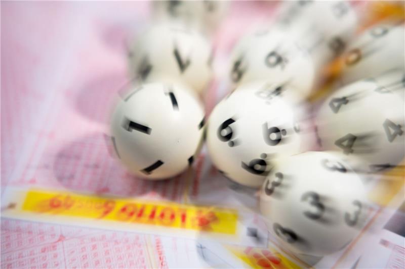100.000 Euro für Lotto-Spieler aus Landkreis Goslar Lotto-Kugeln liegen auf einem Lottoschein.
