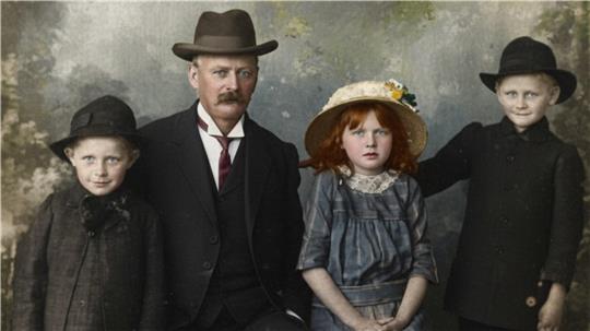 Louis Buchmann, Sohn des ausgewanderten Bergmanns Carl Christian Friedrich Buchmann, lässt sich 1910 mit einigen seiner Kinder fotografieren. Er war der Ur-Großvater des Ahnenforschers.