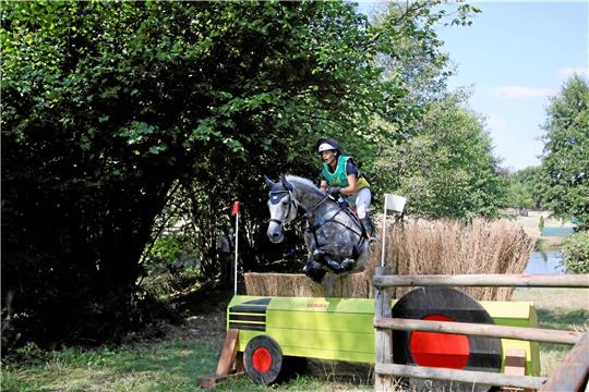 Louise Romeike, hier auf ihrem Pferd Caspian im Geländeritt der Drei-Sterne-Prüfung, kommt mit dem abwechslungsreichen Gelände in Bad Harzburg gut zurecht. Die Pferde würden dadurch sehr viel lernen. Foto: Epping