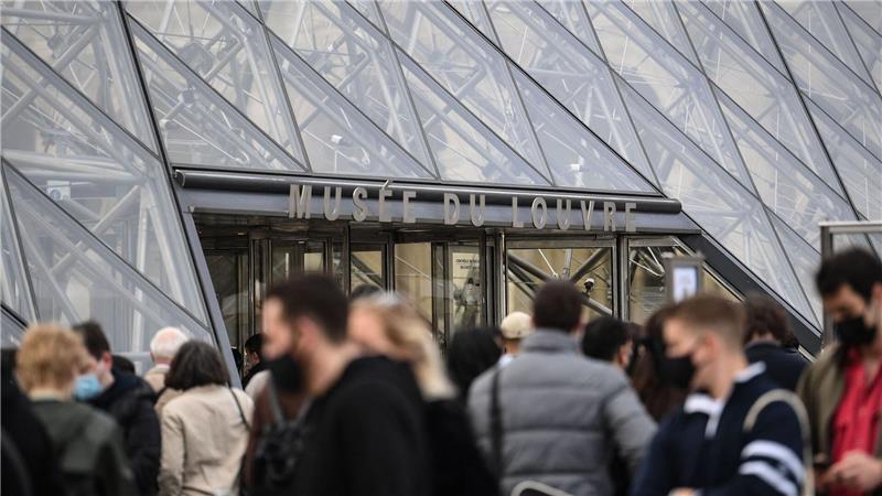 Louvre-Personal am Limit: Touristen vor geschlossenen Türen Louvre-Personal kann nicht mehr - bis zu 20.000 Besucher drängen sich täglich allein vor der weltberühmten „Mona Lisa“ von Leonardo da Vinci.