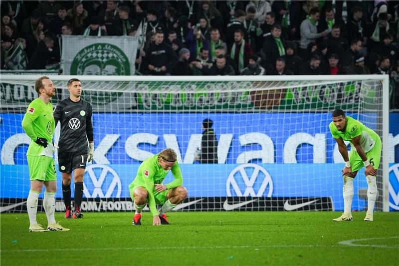 Nur 2:2: Wolfsburg und Hoffenheim weiter mit Sieglos-Serien Lovro Majer (M) von Wolfsburg jubelt nach seinem per Elfmeter erzielten 2:2-Ausgleich.