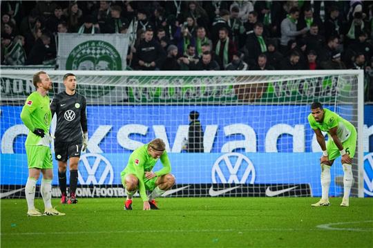 Lovro Majer (M) von Wolfsburg jubelt nach seinem per Elfmeter erzielten 2:2-Ausgleich.