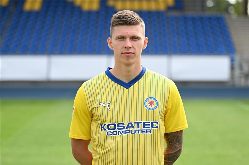 Eintracht Braunschweig verliert Test in Magdeburg Luc Ihorst beim Fototermin.