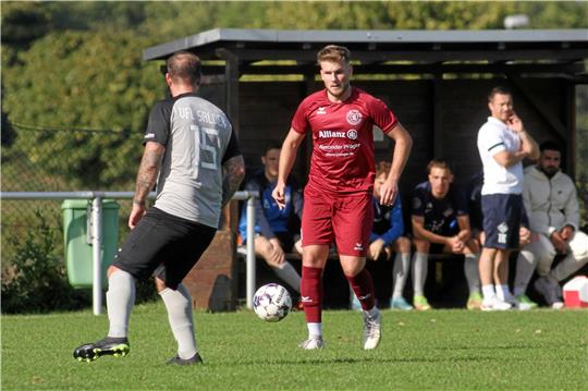 Luca Kassebaum (re.) trifft am Samstag auf seinen Ex-Klub. Sein Bruder Jannik, der ebenfalls vorige Saison in Oker spielte, pausiert nach einer Roten Karte. Foto: Gietemann