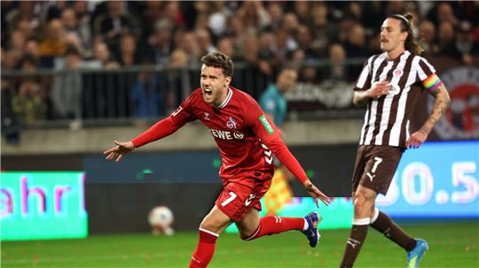 Luca Waldschmid (l, 1. FC Köln) jubelt nach dem Ausgleichstreffer.