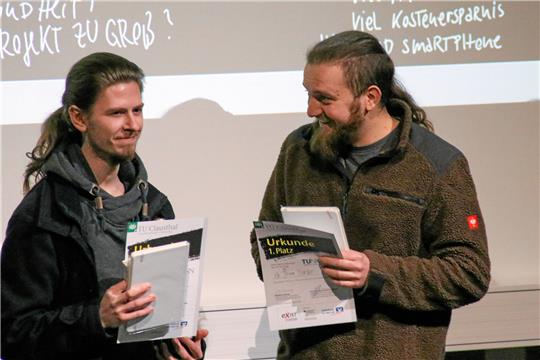 Lucas Dehmel und Lukas Bartenstein gewinnen mit ihrem Brandschutz-Roboter. Foto: Skuza