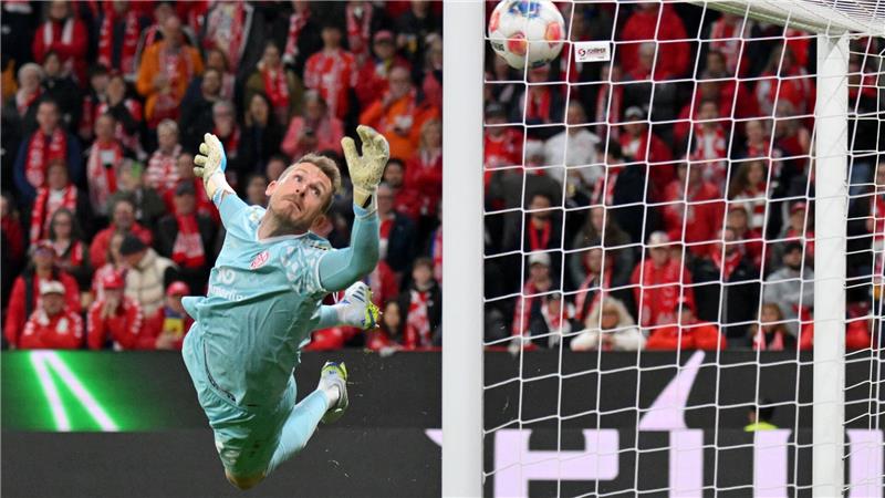 Lucas Höler vom SC Freiburg (nicht im Bild) trifft gegen Torwart Daniel Batz vom 1. FSV Mainz 05 zum 0:1.