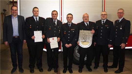 Lucas Humpert (2. v. l.) wurde zum Oberfeuerwehrmann befördert, Hauptfeuerwehrmann Wolfgang Mittendorf (3. v. l.) bekam das Feuerwehrehrenzeichen für 50 jährige Verdienste.