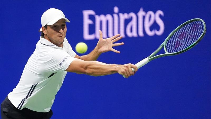 Ab in die Bar? Zverev souverän vor Mitternacht weiter Luciano Darderi war lange Zeit komplett überfordert.