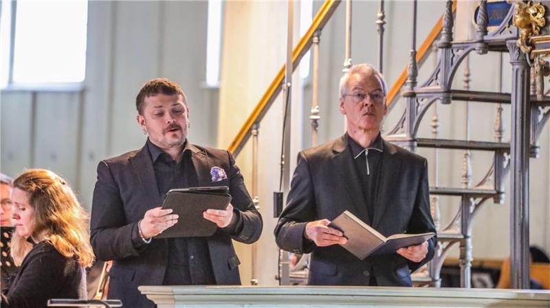 Ludwig Obst (Tenor) übernimmt kurzfristig den Part des Evangelisten. Matthias Gerchen (Bass) singt die Christusworte.