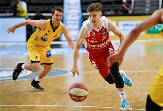 Ludwigsburgs Jordan Hulls (L) spielt gegen Bennet Hundt.
