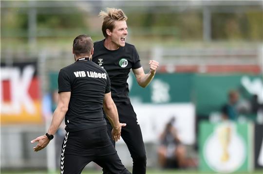 Lübecks Trainer Lukas Pfeiffer (r) jubelt.