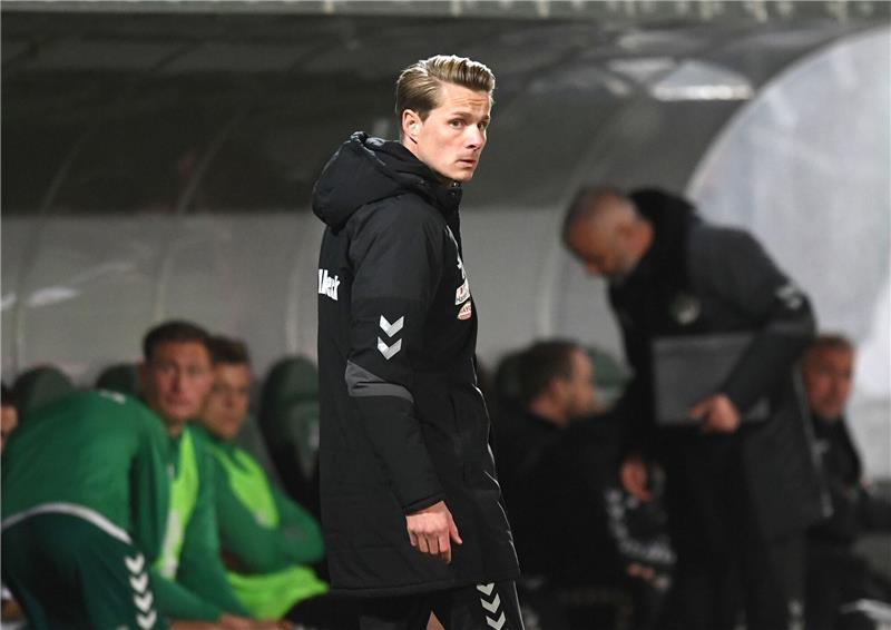 Trotz fehlender Lizenz: Lübeck will mit Pfeiffer in 3. Liga Lübecks Trainer Lukas Pfeiffer verfolgt das Spiel.
