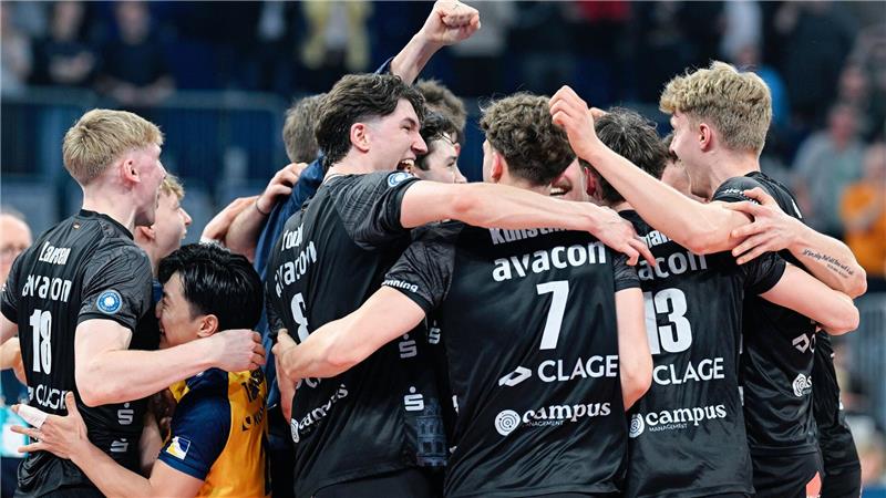 Lüneburgs Mannschaft jubelt über den Pokalsieg.