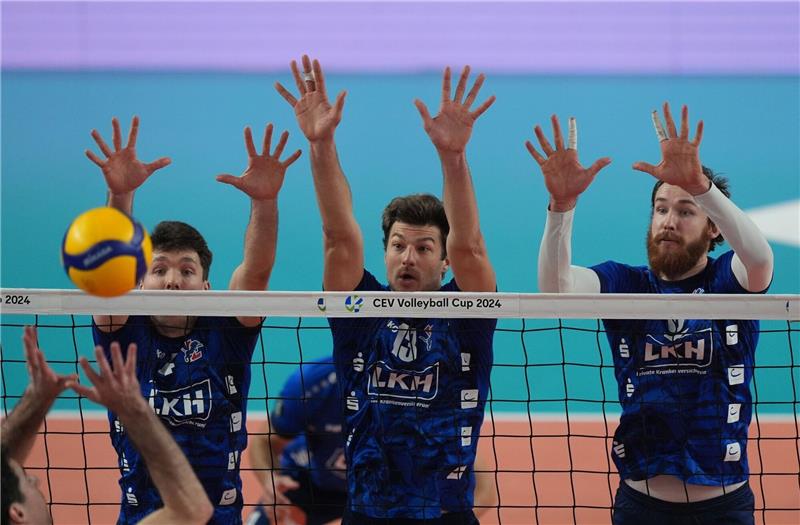 Lüneburger Volleyballer verlieren Europapokal-Final-Hinspiel Lüneburgs Maxwell Elgert (l-r), Lüneburgs Matthew Knigge und Lüneburgs Jesse Elser in Aktion.