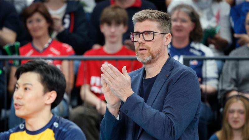 Lüneburgs Trainer Stefan Hübner beklatscht eine Aktion seines Teams.