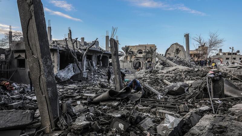 75 Jahre humanitäres Völkerrecht und Kriegsgräuel ohne Ende Luftangriffe wie im Gazastreifen, die ganze Viertel zerstören, könnten gegen die Genfer Konventionen verstoßen. (Archivbild)