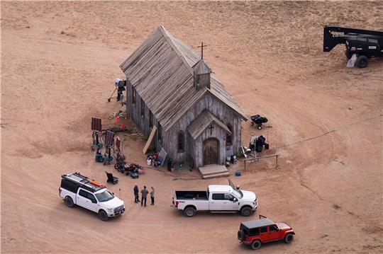 Luftaufnahme der Bonanza Creek Ranch mit dem Set des Films "Rust".