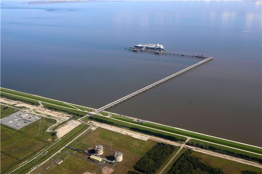 Luftaufnahme des LNG-Speicher- und Verdampfungs-Schiffes «Höegh Esperanza» am LNG-Terminal Wilhelmshaven.