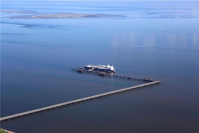 Pipeline für LNG fertig: „Baustein für Energiesicherheit” Luftaufnahme des LNG-Speicher- und Verdampfungs-Schiffes «Höegh Esperanza» am LNG-Terminal Wilhelmshaven.