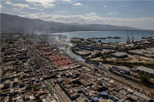 Luftaufnahme des Stadtteils La Saline in Haitis Hauptstadt Port-Au-Prince. Die Menschen in dem Karibikstaat leiden unter einer äußerst schlechten Sicherheits-, Versorgungs- und Gesundheitslage. Banden kämpfen mit brutalen Mitteln um Territorium.