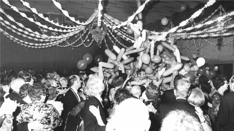 Luftballonregen im Saal bei der Silvesterparty im Jahr 1980.