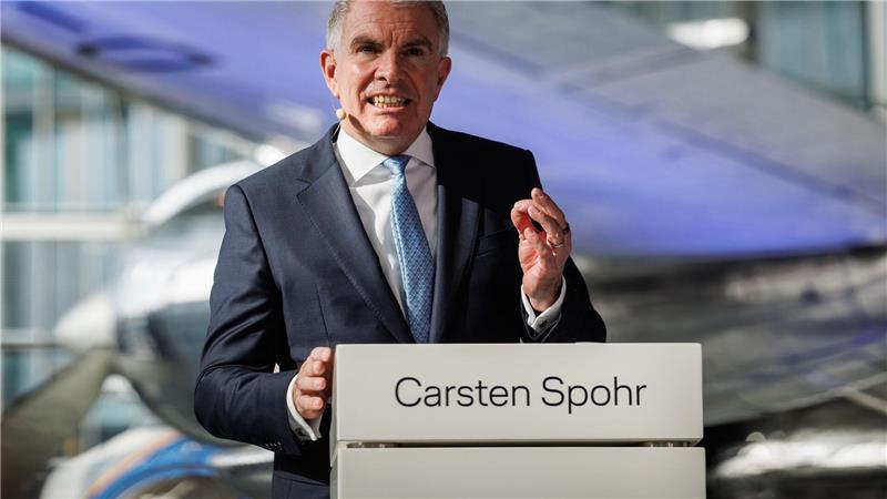 Lufthansa-Chef Carsten Spohr steht zum Streik entschlossenen Piloten und Flugbegleitern entgegen.