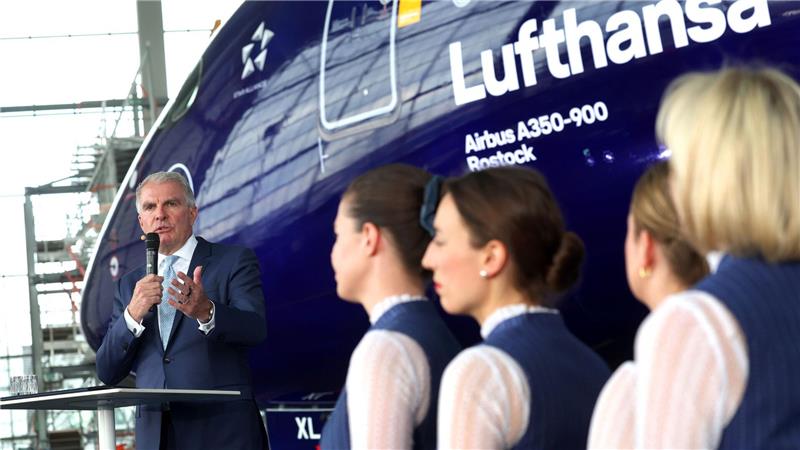 Lufthansa-Chef Carsten Spohr und Flugbegleiterinnen.