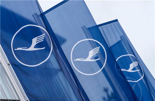 Lufthansa-Flaggen wehen vor dem Lufthansa-Aviation-Center.