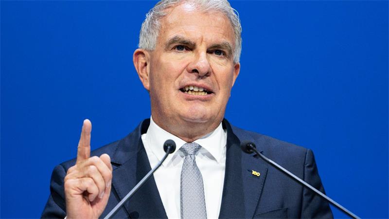 Lufthansa-Gewinn bricht ein – Tickets werden noch teurer Lufthansa fliegt unter der Führung von Carsten Spohr hinterher. (Archivbild)