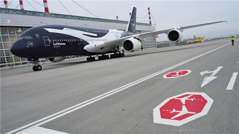 Lufthansa lässt sieben Jets verschiedener Flugzeugtypen in einer Jubiläumslackierung starten. 
