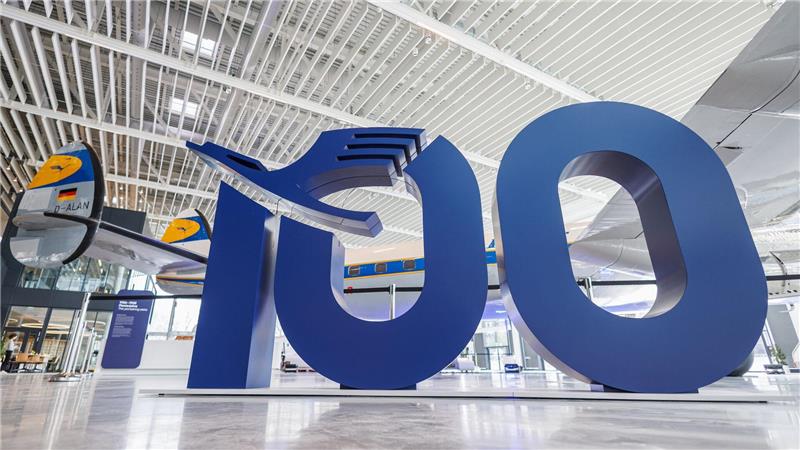 Lufthansa meldet zum Jubiläum Milliardengewinn. 