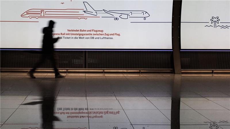 Lufthansa schickt Passagiere wegen des Crew-Streiks auf die Bahn.