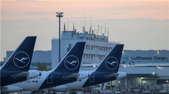 Lufthansa stellt erste Flugzeuge an den Boden.