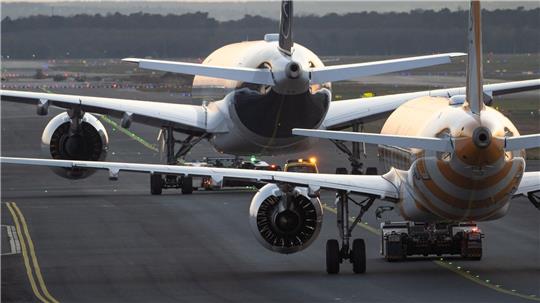 Lufthansa und Condor konkurrieren am Frankfurter Flughafen. 