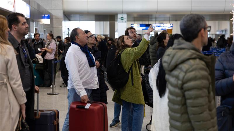 Luftraum geschlossen: Strapazen für die Fluggäste am Athener Flughafen.