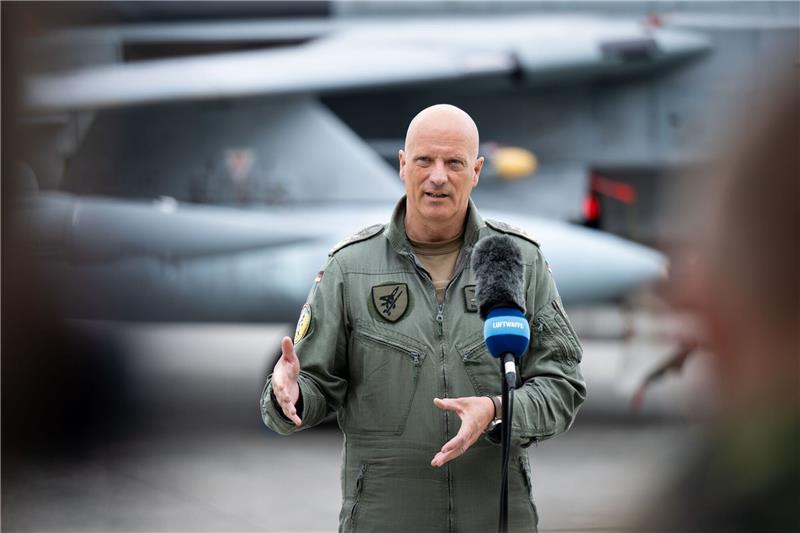 Luftwaffen-Inspekteur: Deutschland ist Drehscheibe für Nato Luftwaffen-Inspekteur Ingo Gerhartz betont die Bedeutung der militärischen Infrastruktur für die Verteidigung im westlichen Bündnis.