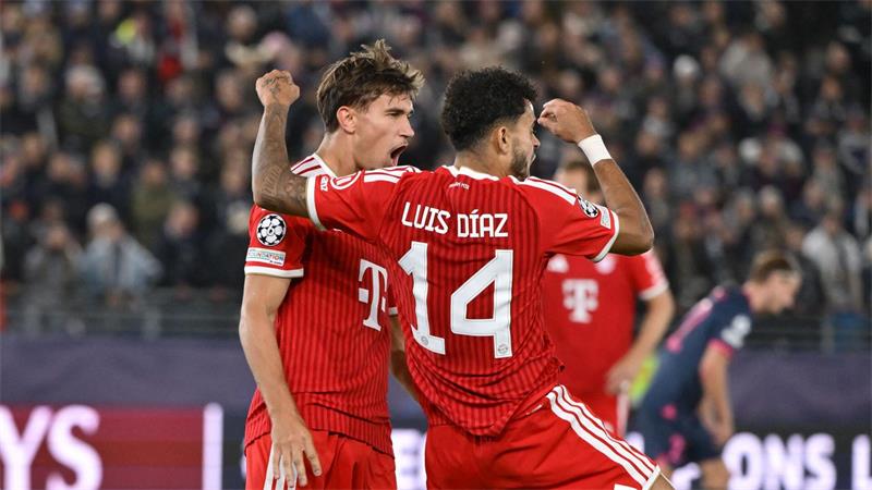 Blitz-Gegentor und Olise-Rot: Bayern macht „große Fehler“ Luis Díaz freut sich über seinen Treffer zum 3:2.