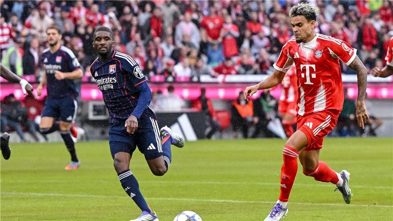 Erfolgreiches Díaz-Debüt: FC Bayern gewinnt Test gegen Lyon Luis Díaz (r) steht im Testspiel gegen Lyon erstmals für den FC Bayern auf dem Platz.