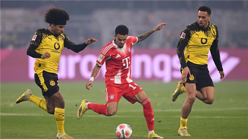 Luis Díaz umzingelt von zwei Dortmundern.