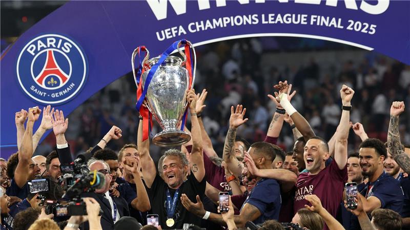Pressestimmen: „Pariser sind die neuen Könige von Europa“ Luis Enrique feiert mit seinem Team den Sieg in der Champions League