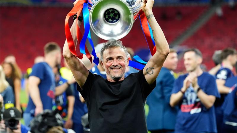 Luis Enrique wollte den Henkelpott gar nicht mehr hergeben. 