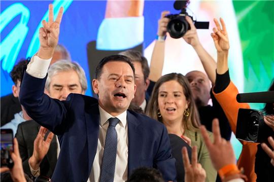 Luis Montenegro ist Vorsitzender der Mitte-Rechts-Partei Demokratische Allianz. Foto: Armando Franca/dpa