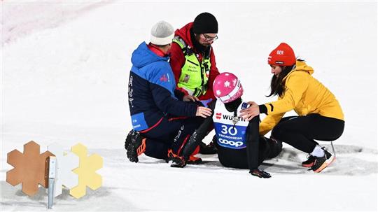 Luisa Görlich musste nach ihrem Sprung behandelt werden.