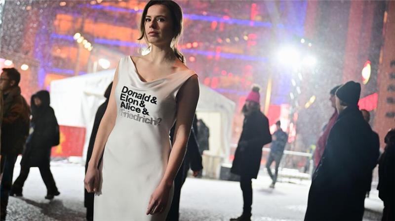 Heiße Rede, kalter Schnee: Berlinale eröffnet Luisa Neubauer nutzt den Teppich für ein Statement.