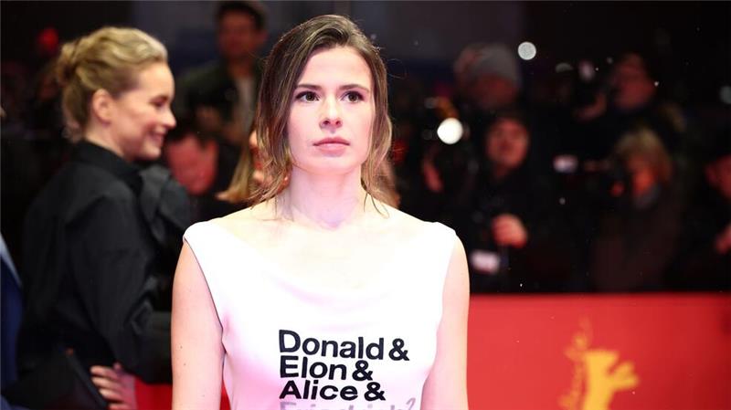 Neubauer trägt provokantes Kleid gegen Merz bei Berlinale Luisa Neubauer sorgte mit einem politischen Statement auf ihrem Kleid für Aufsehen.