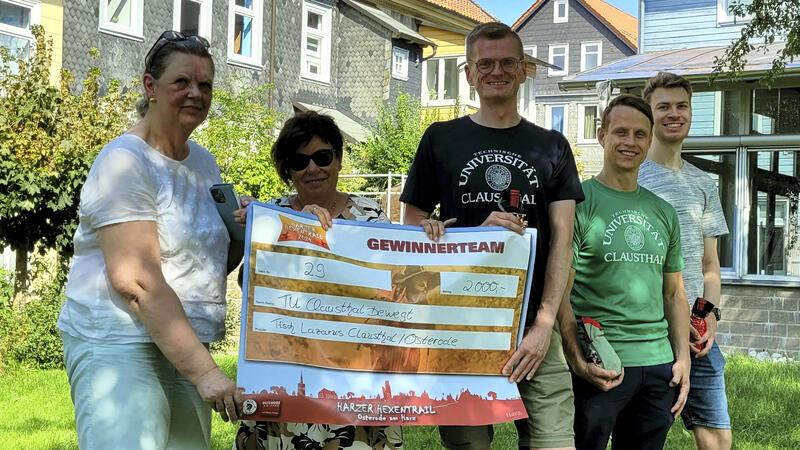 TU Clausthal wandert für den guten Zweck und für die Wissenschaft Luise Schrader (l.) und Sabine Krause nehmen den Scheck von drei der fünf Teilnehmer entgegen.