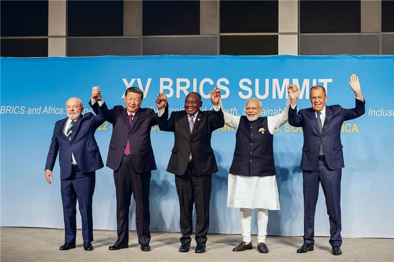 Brics-Gruppe nimmt sechs neue Staaten auf Luiz Inacio Lula da Silva, Xi Jinping, Cyril Ramaphosa, Narendra Modi und Sergej Lawrow posieren für ein Gruppenfoto während des Brics-Gipfels.