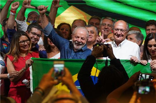 Luiz Inácio Lula da Silva hält in São Paulo seine erste Rede vor der Presse nach seinem Sieg.